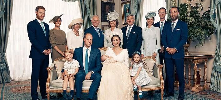 Οι επίσημες φωτογραφίες από τη βάφτιση του πρίγκιπα Louis – Tο φάουλ της Μέγκαν Μαρκλ